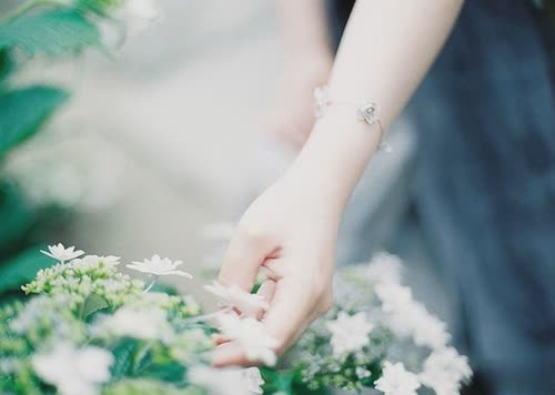 别难过了他不过是不爱你的伤感说说 内心特别委屈难过的伤感说说1